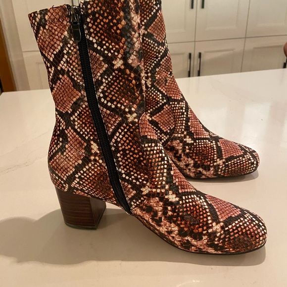 Elegant Silent D Cabre Snakeskin Heeled Boots - Picture 5 of 8